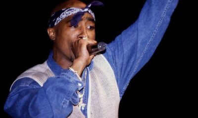 Casi 30 años después, inicia juicio por el asesinato del rapero Tupac A casi tres décadas del asesinato de Tupac Shakur, este lunes comenzó en Las Vegas el juicio contra Duane “Keffe D” Davis, acusado de haber orquestado el ataque que terminó con la vida del legendario rapero en 1996. Davis, de 63 años, enfrenta un cargo de asesinato con un arma mortal y con la intención de promover, impulsar o ayudar a una organización criminal. Se declaró inocente y, en caso de ser encontrado culpable, podría recibir una sentencia de cadena perpetua. Los fiscales sostienen que Davis organizó el ataque como represalia luego de que Shakur y miembros de su grupo golpearan a su sobrino en el MGM Grand, horas antes del tiroteo. La acusación no señala a Davis como el hombre que realizó los disparos. Según los fiscales, el ataque fue perpetrado desde un Cadillac blanco en el que viajaban Davis y otras tres personas, quienes actualmente ya fallecieron. El tiroteo ocurrió el 7 de septiembre de 1996, cuando Tupac viajaba en un automóvil por Las Vegas. El rapero recibió varios disparos y murió seis días después, a los 25 años. Un caso sin resolver durante décadas El asesinato permaneció como uno de los casos más conocidos sin resolver durante décadas, hasta que Davis fue detenido y acusado formalmente en 2023. La investigación cobró nuevo impulso después de que Davis publicara el libro Compton Street Legend y ofreciera entrevistas en las que habló sobre el asesinato y su presunta participación. El fiscal Marc DiGiacomo considera que algunas de esas declaraciones fueron relevantes para la investigación. La defensa, encabezada por el abogado Michael Sanft, cuestiona el valor de las afirmaciones contenidas en el libro y sostiene que incluye elementos de ficción elaborados con fines comerciales. También busca establecer qué partes fueron escritas directamente por Davis y cuáles corresponden al coautor, Yusuf Jah. Durante el juicio, la Fiscalía podría presentar entre 35 y 45 testigos, mientras que la defensa contempla llamar a un número reducido. Familiares, amigos y seguidores de Tupac acudieron al tribunal para el inicio del proceso. Su hermanastro, Maurice “Mopreme” Shakur, reconoció que revivir el caso resulta doloroso para la familia, pero consideró importante estar presente. Tupac Shakur es considerado una de las figuras más influyentes en la historia del hip-hop. Fue nominado a seis premios Grammy y, en 2017, ingresó de manera póstuma al Salón de la Fama del Rock & Roll. Casi 30 años después de su muerte, el juicio contra Davis representa el capítulo judicial más importante de una investigación que durante décadas permaneció rodeada de preguntas sobre quién ordenó y ejecutó el asesinato del rapero.