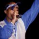 Casi 30 años después, inicia juicio por el asesinato del rapero Tupac A casi tres décadas del asesinato de Tupac Shakur, este lunes comenzó en Las Vegas el juicio contra Duane “Keffe D” Davis, acusado de haber orquestado el ataque que terminó con la vida del legendario rapero en 1996. Davis, de 63 años, enfrenta un cargo de asesinato con un arma mortal y con la intención de promover, impulsar o ayudar a una organización criminal. Se declaró inocente y, en caso de ser encontrado culpable, podría recibir una sentencia de cadena perpetua. Los fiscales sostienen que Davis organizó el ataque como represalia luego de que Shakur y miembros de su grupo golpearan a su sobrino en el MGM Grand, horas antes del tiroteo. La acusación no señala a Davis como el hombre que realizó los disparos. Según los fiscales, el ataque fue perpetrado desde un Cadillac blanco en el que viajaban Davis y otras tres personas, quienes actualmente ya fallecieron. El tiroteo ocurrió el 7 de septiembre de 1996, cuando Tupac viajaba en un automóvil por Las Vegas. El rapero recibió varios disparos y murió seis días después, a los 25 años. Un caso sin resolver durante décadas El asesinato permaneció como uno de los casos más conocidos sin resolver durante décadas, hasta que Davis fue detenido y acusado formalmente en 2023. La investigación cobró nuevo impulso después de que Davis publicara el libro Compton Street Legend y ofreciera entrevistas en las que habló sobre el asesinato y su presunta participación. El fiscal Marc DiGiacomo considera que algunas de esas declaraciones fueron relevantes para la investigación. La defensa, encabezada por el abogado Michael Sanft, cuestiona el valor de las afirmaciones contenidas en el libro y sostiene que incluye elementos de ficción elaborados con fines comerciales. También busca establecer qué partes fueron escritas directamente por Davis y cuáles corresponden al coautor, Yusuf Jah. Durante el juicio, la Fiscalía podría presentar entre 35 y 45 testigos, mientras que la defensa contempla llamar a un número reducido. Familiares, amigos y seguidores de Tupac acudieron al tribunal para el inicio del proceso. Su hermanastro, Maurice “Mopreme” Shakur, reconoció que revivir el caso resulta doloroso para la familia, pero consideró importante estar presente. Tupac Shakur es considerado una de las figuras más influyentes en la historia del hip-hop. Fue nominado a seis premios Grammy y, en 2017, ingresó de manera póstuma al Salón de la Fama del Rock & Roll. Casi 30 años después de su muerte, el juicio contra Davis representa el capítulo judicial más importante de una investigación que durante décadas permaneció rodeada de preguntas sobre quién ordenó y ejecutó el asesinato del rapero.