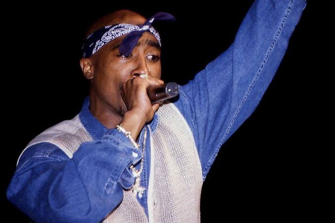 Casi 30 años después, inicia juicio por el asesinato del rapero Tupac A casi tres décadas del asesinato de Tupac Shakur, este lunes comenzó en Las Vegas el juicio contra Duane “Keffe D” Davis, acusado de haber orquestado el ataque que terminó con la vida del legendario rapero en 1996. Davis, de 63 años, enfrenta un cargo de asesinato con un arma mortal y con la intención de promover, impulsar o ayudar a una organización criminal. Se declaró inocente y, en caso de ser encontrado culpable, podría recibir una sentencia de cadena perpetua. Los fiscales sostienen que Davis organizó el ataque como represalia luego de que Shakur y miembros de su grupo golpearan a su sobrino en el MGM Grand, horas antes del tiroteo. La acusación no señala a Davis como el hombre que realizó los disparos. Según los fiscales, el ataque fue perpetrado desde un Cadillac blanco en el que viajaban Davis y otras tres personas, quienes actualmente ya fallecieron. El tiroteo ocurrió el 7 de septiembre de 1996, cuando Tupac viajaba en un automóvil por Las Vegas. El rapero recibió varios disparos y murió seis días después, a los 25 años. Un caso sin resolver durante décadas El asesinato permaneció como uno de los casos más conocidos sin resolver durante décadas, hasta que Davis fue detenido y acusado formalmente en 2023. La investigación cobró nuevo impulso después de que Davis publicara el libro Compton Street Legend y ofreciera entrevistas en las que habló sobre el asesinato y su presunta participación. El fiscal Marc DiGiacomo considera que algunas de esas declaraciones fueron relevantes para la investigación. La defensa, encabezada por el abogado Michael Sanft, cuestiona el valor de las afirmaciones contenidas en el libro y sostiene que incluye elementos de ficción elaborados con fines comerciales. También busca establecer qué partes fueron escritas directamente por Davis y cuáles corresponden al coautor, Yusuf Jah. Durante el juicio, la Fiscalía podría presentar entre 35 y 45 testigos, mientras que la defensa contempla llamar a un número reducido. Familiares, amigos y seguidores de Tupac acudieron al tribunal para el inicio del proceso. Su hermanastro, Maurice “Mopreme” Shakur, reconoció que revivir el caso resulta doloroso para la familia, pero consideró importante estar presente. Tupac Shakur es considerado una de las figuras más influyentes en la historia del hip-hop. Fue nominado a seis premios Grammy y, en 2017, ingresó de manera póstuma al Salón de la Fama del Rock & Roll. Casi 30 años después de su muerte, el juicio contra Davis representa el capítulo judicial más importante de una investigación que durante décadas permaneció rodeada de preguntas sobre quién ordenó y ejecutó el asesinato del rapero.