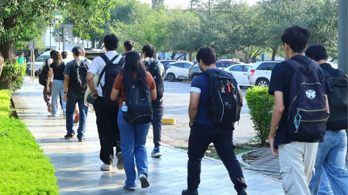 La reincorporación de miles de universitarios también elevará la demanda del transporte público y la carga vehicular, particularmente durante los horarios de entrada y salida.