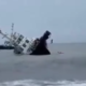 El operativo continuó después del hundimiento debido a que el barco transportaba aproximadamente 15 mil litros de diésel.