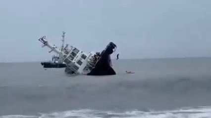 El operativo continuó después del hundimiento debido a que el barco transportaba aproximadamente 15 mil litros de diésel.