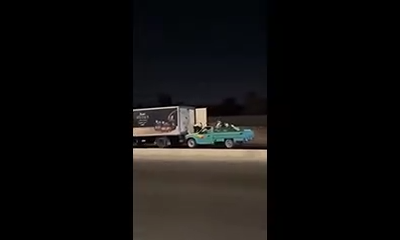 En las imágenes se observa cómo una camioneta azul se coloca prácticamente junto al camión, aprovechando uno de sus puntos ciegos para mantenerse cerca mientras ambos vehículos continúan avanzando