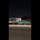 En las imágenes se observa cómo una camioneta azul se coloca prácticamente junto al camión, aprovechando uno de sus puntos ciegos para mantenerse cerca mientras ambos vehículos continúan avanzando