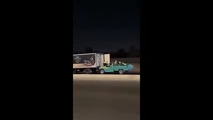 En las imágenes se observa cómo una camioneta azul se coloca prácticamente junto al camión, aprovechando uno de sus puntos ciegos para mantenerse cerca mientras ambos vehículos continúan avanzando