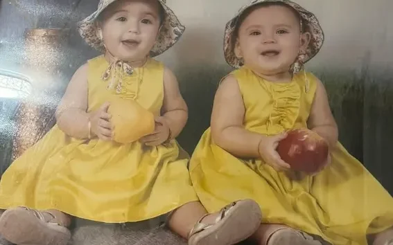 María Joaquina y Emali Guadalupe nacieron en 2012 en Estados Unidos y son las hijas gemelas de Emma Coronel y Joaquín Guzmán Loera