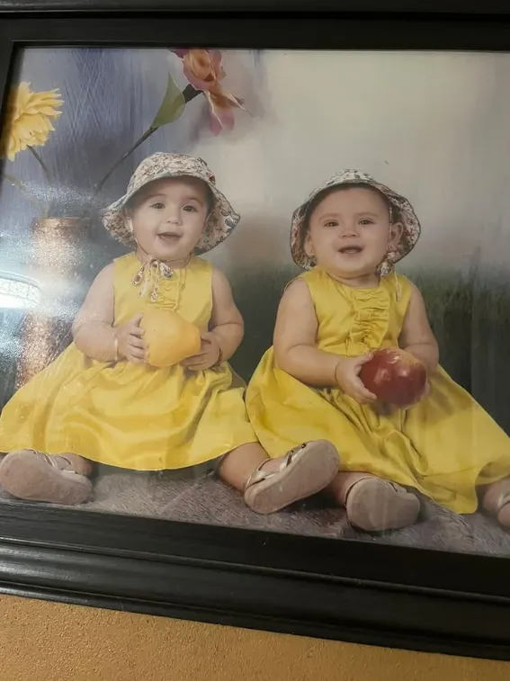 María Joaquina y Emali Guadalupe nacieron en 2012 en Estados Unidos y son las hijas gemelas de Emma Coronel y Joaquín Guzmán Loera