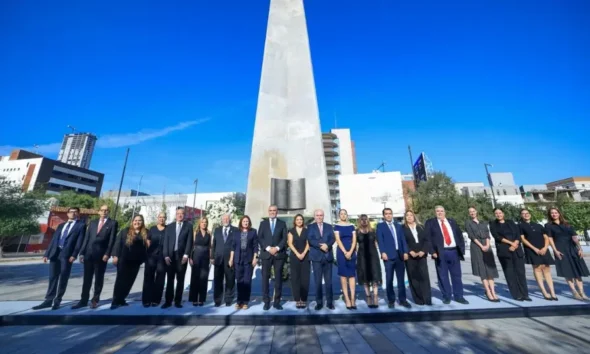 La ceremonia fue encabezada por el secretario del Ayuntamiento, César Garza Villarreal, quien acudió en representación del alcalde Adrián de la Garza Santos.