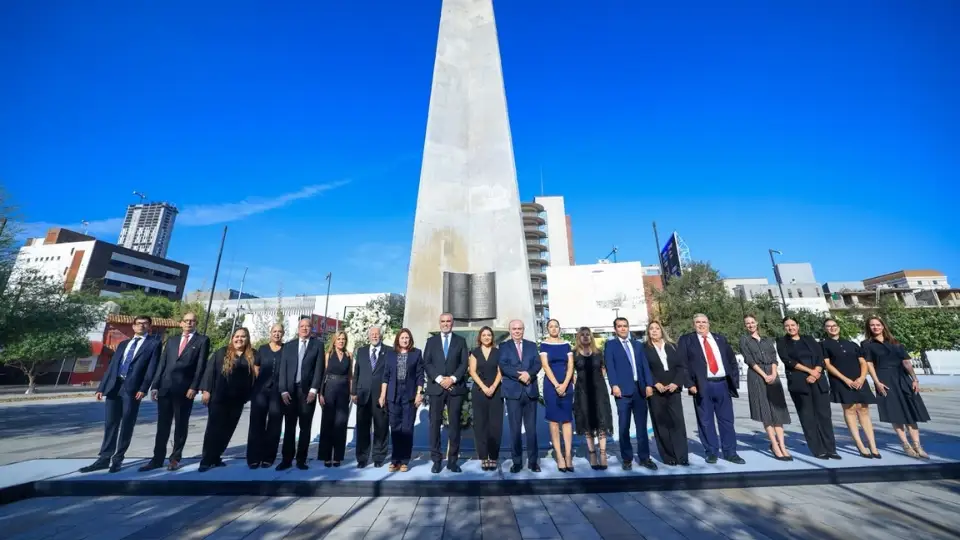 La ceremonia fue encabezada por el secretario del Ayuntamiento, César Garza Villarreal, quien acudió en representación del alcalde Adrián de la Garza Santos.