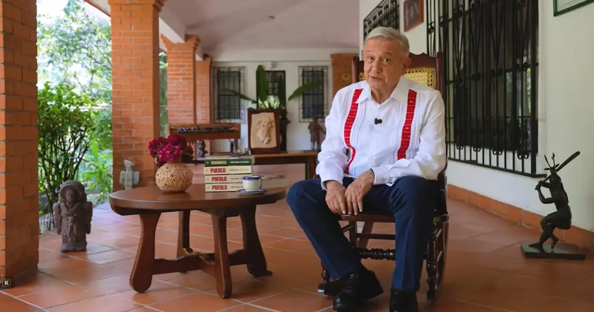 López Obrador explicó que “Pueblo” aborda distintos episodios de la historia política de México y forma parte de una serie de reflexiones que ha realizado después de concluir su mandato presidencial.