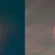 Entre las posibilidades se encuentra un pilar de luz, un fenómeno óptico que puede producirse cuando la iluminación de una fuente ubicada en tierra se refleja en pequeños cristales de hielo suspendidos en la atmósfera, creando la apariencia de una columna que se eleva hacia el cielo.