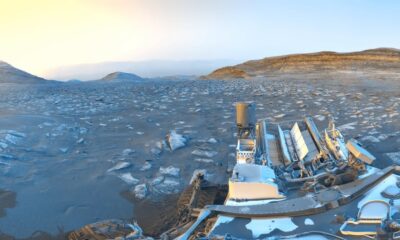 En primer plano también pueden distinguirse partes del propio Curiosity, entre ellas su antena UHF, utilizada para enviar información a las naves que orbitan Marte