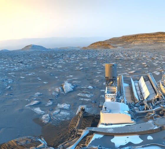En primer plano también pueden distinguirse partes del propio Curiosity, entre ellas su antena UHF, utilizada para enviar información a las naves que orbitan Marte
