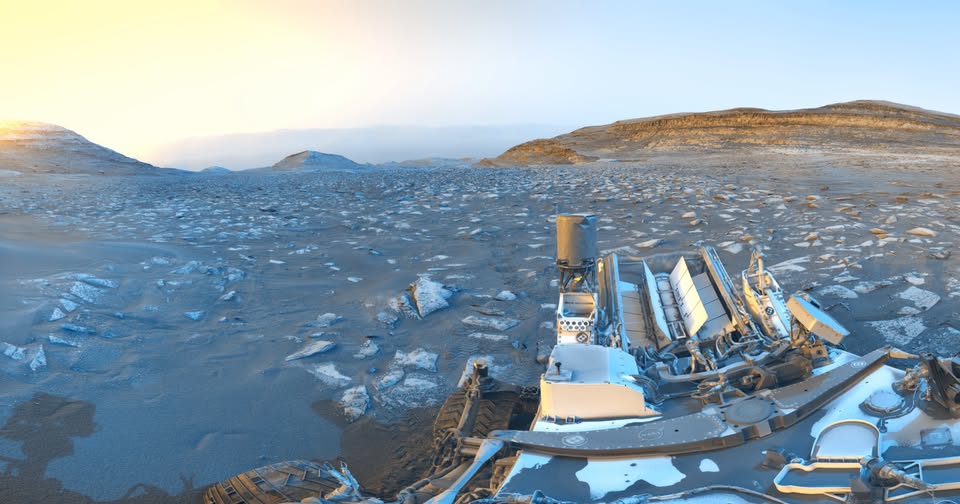 En primer plano también pueden distinguirse partes del propio Curiosity, entre ellas su antena UHF, utilizada para enviar información a las naves que orbitan Marte