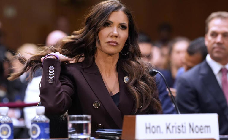 El divorcio también se produce después de la salida de Kristi Noem del Departamento de Seguridad Nacional, cargo que ocupó durante la administración de Donald Trump.