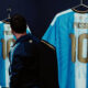 El nuevo jersey tiene como base el tradicional color celeste, acompañado por una franja blanca vertical en el centro