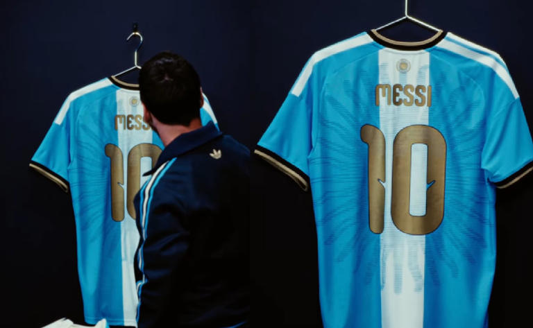 El nuevo jersey tiene como base el tradicional color celeste, acompañado por una franja blanca vertical en el centro