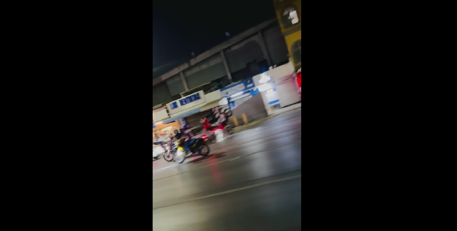 El joven, identificado como Diego y de alrededor de 20 años, sufrió lesiones de consideración en la cabeza y el rostro, por lo que fue trasladado al Hospital Metropolitano