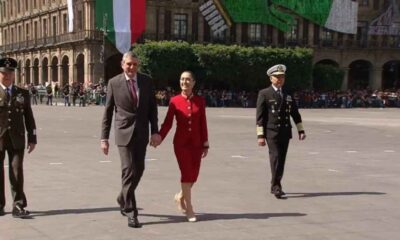 La ceremonia inició a las 10:00 horas en el Zócalo capitalino y posteriormente los contingentes avanzan hacia Campo Marte