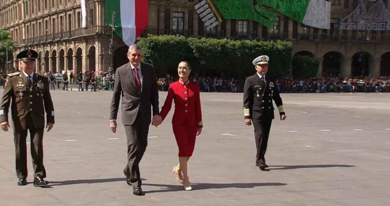 La ceremonia inició a las 10:00 horas en el Zócalo capitalino y posteriormente los contingentes avanzan hacia Campo Marte