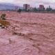 La fuerza del agua arrasó con viviendas, carreteras y construcciones, mientras autobuses con pasajeros fueron atrapados por la corriente y decenas de personas fueron reportadas como desaparecidas.