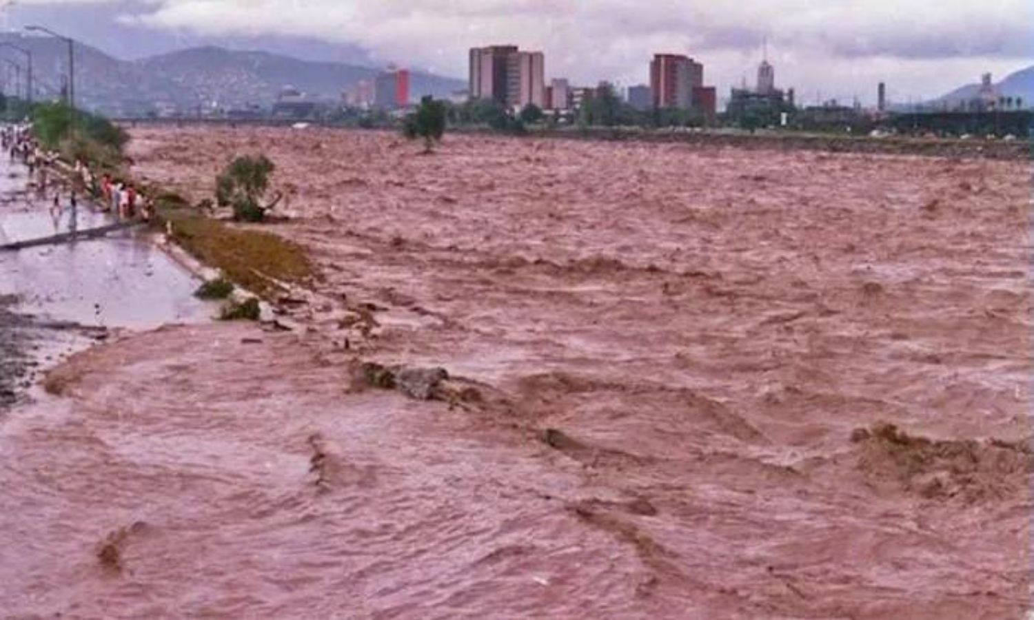 La fuerza del agua arrasó con viviendas, carreteras y construcciones, mientras autobuses con pasajeros fueron atrapados por la corriente y decenas de personas fueron reportadas como desaparecidas.
