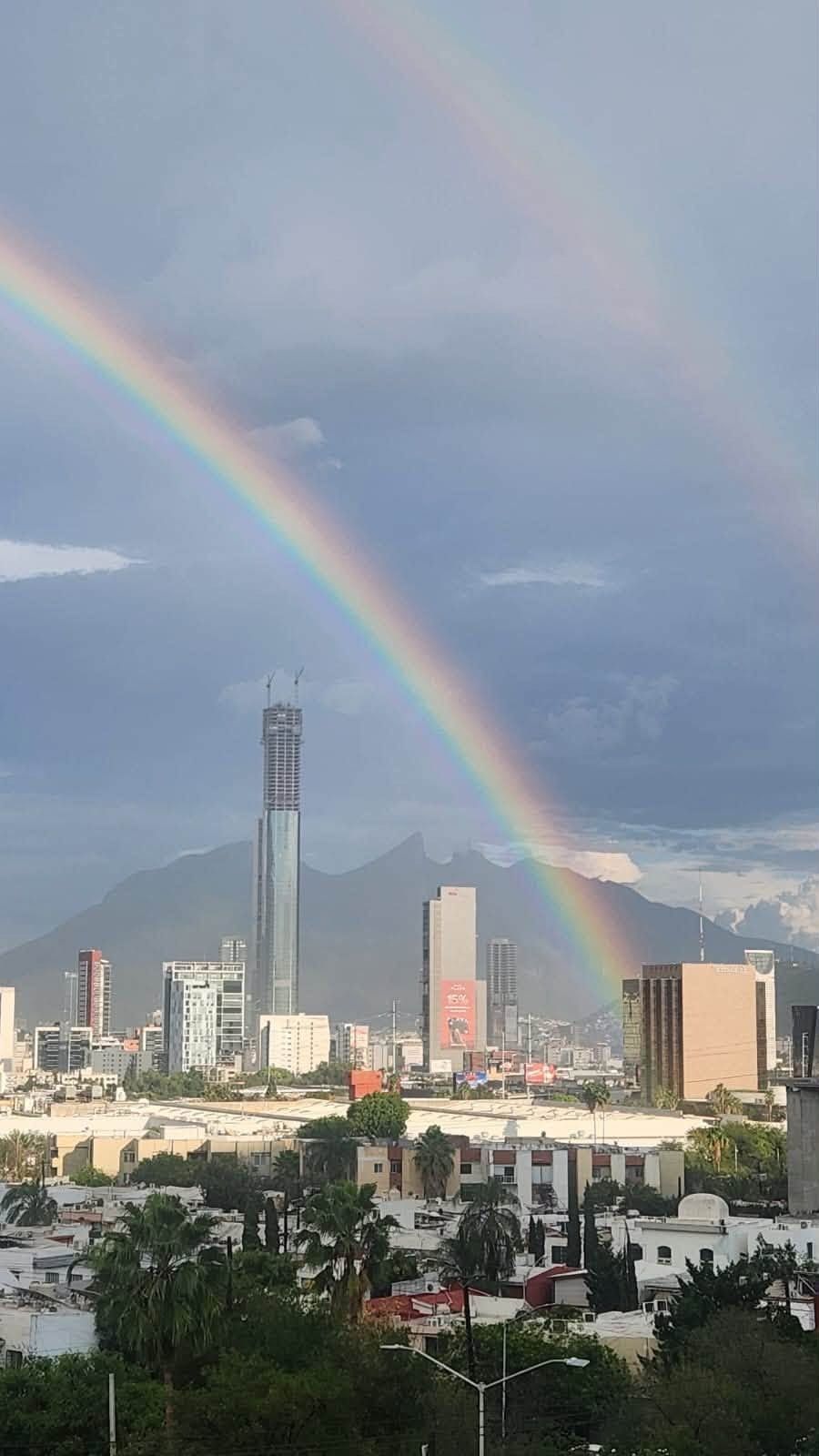 Protección Civil de Nuevo León también captó el fenómeno desde sus instalaciones y aprovechó la imagen para dar la bienvenida al otoño, estación que llegó acompañada de precipitaciones en varias regiones del estado.
