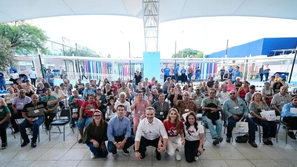 Durante la jornada, especialistas realizaron la colocación y calibración individual de los dispositivos, además de revisar su funcionamiento para garantizar que cada beneficiario pudiera utilizarlos de acuerdo con sus necesidades.