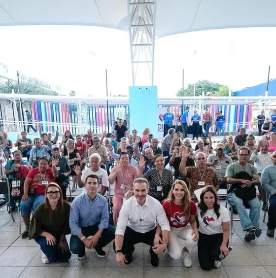 Durante la jornada, especialistas realizaron la colocación y calibración individual de los dispositivos, además de revisar su funcionamiento para garantizar que cada beneficiario pudiera utilizarlos de acuerdo con sus necesidades.