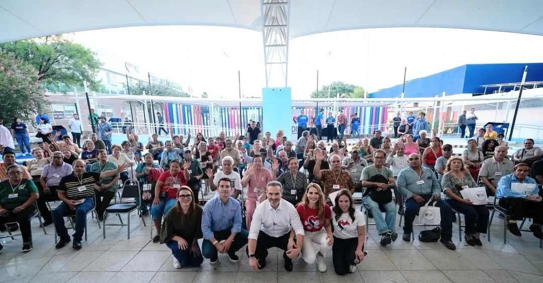 Durante la jornada, especialistas realizaron la colocación y calibración individual de los dispositivos, además de revisar su funcionamiento para garantizar que cada beneficiario pudiera utilizarlos de acuerdo con sus necesidades.
