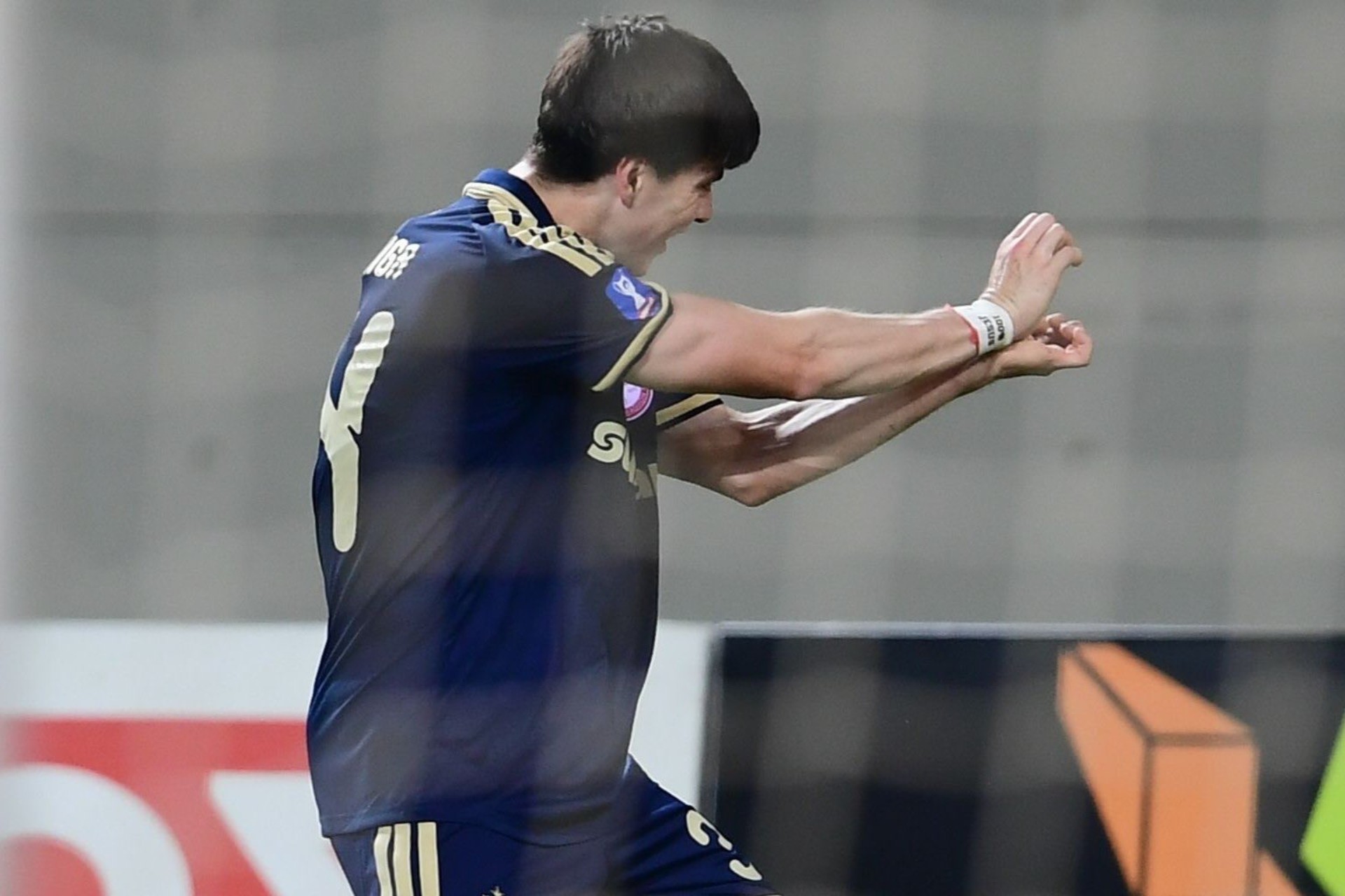 El exjugador de Chivas recibió su primera oportunidad como titular y, aunque previamente había desperdiciado una clara ocasión frente al arco con un remate de cabeza, tuvo la capacidad de recuperarse rápidamente