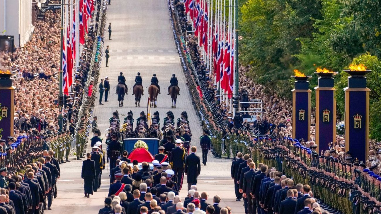 La ceremonia también reunió a representantes de distintas monarquías europeas, entre ellos los reyes de España, Felipe VI y Letizia, y la reina Sofía; los reyes Carlos XVI Gustavo y Silvia de Suecia; Federico X y Mary de Dinamarca, además de Felipe y Matilde de Bélgica.