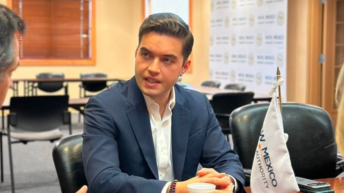 Elizondo retomó el tema tras la difusión de audios que presuntamente evidenciarían filtros relacionados con el tono de piel en establecimientos nocturnos de San Pedro Garza García