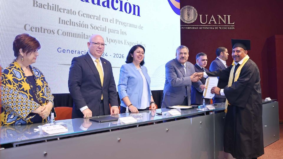 El rector también invitó a los nuevos egresados a convertirse en ejemplo dentro de sus comunidades y motivar a otras personas que hayan tenido que abandonar sus estudios por cuestiones económicas, familiares o laborales