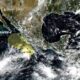 Las autoridades meteorológicas pidieron mantenerse atentos a la evolución del sistema, particularmente a partir del martes, cuando se prevé un cambio en su trayectoria hacia el noroeste y un desplazamiento más rápido