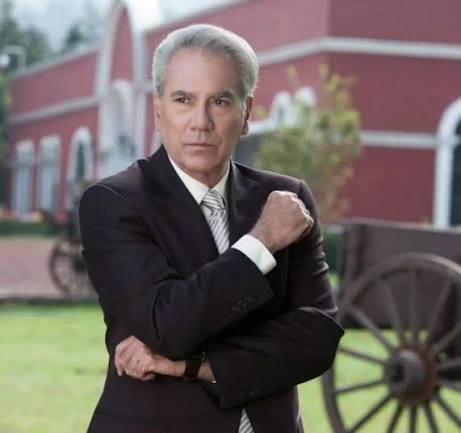 El intérprete perteneció a una familia vinculada con el mundo del espectáculo. Fue hijo del actor cubano Otto Sirgo y de la actriz mexicana Magda Haller, además de nieto de la reconocida actriz Conchita Gentil Arcos.