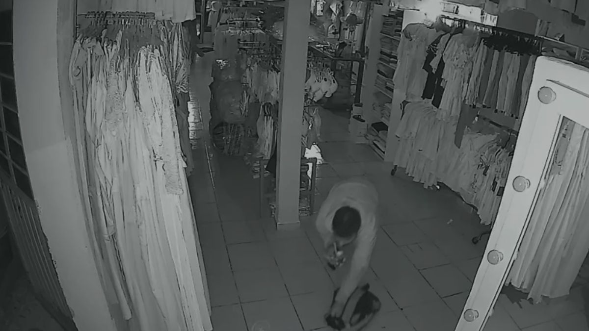 Tras ingresar, el hombre habría sustraído mil 500 pesos en efectivo y mercancía con un valor aproximado de 20 mil pesos.