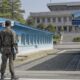 La DMZ tiene aproximadamente 248 kilómetros de longitud y cuatro kilómetros de ancho, y es considerada una de las fronteras más militarizadas del planeta.