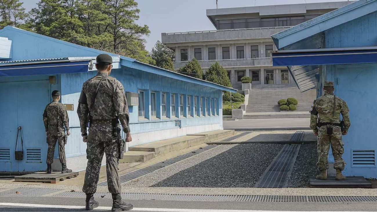 La DMZ tiene aproximadamente 248 kilómetros de longitud y cuatro kilómetros de ancho, y es considerada una de las fronteras más militarizadas del planeta.