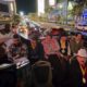 Acompañado por un bajosexto y un acordeonista, Lalo Mora comenzó a cantar desde la parte superior del autobús mientras recorría las calles de la ciudad