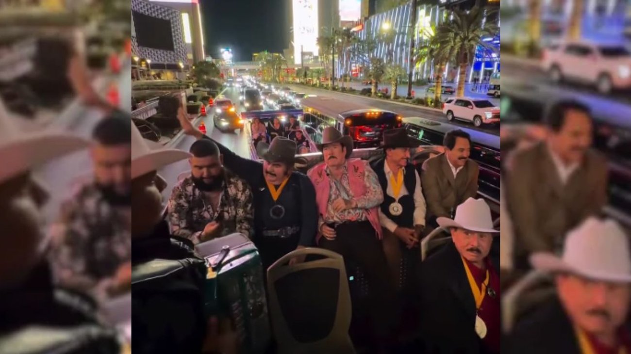 Acompañado por un bajosexto y un acordeonista, Lalo Mora comenzó a cantar desde la parte superior del autobús mientras recorría las calles de la ciudad