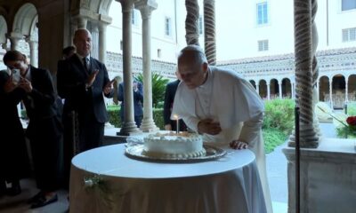 La decisión se tomó en un contexto de dificultades económicas que incluyeron el cierre temporal de los Museos Vaticanos, una de las principales fuentes de ingresos de la Santa Sede.