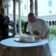 La decisión se tomó en un contexto de dificultades económicas que incluyeron el cierre temporal de los Museos Vaticanos, una de las principales fuentes de ingresos de la Santa Sede.