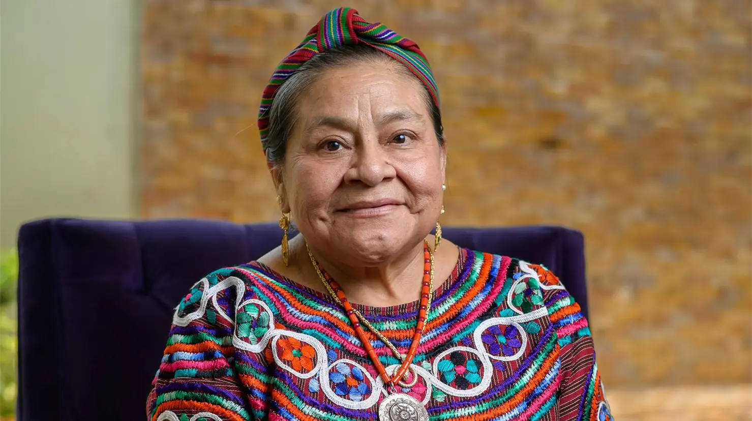 Menchú también pidió privilegiar el diálogo y la mediación antes de recurrir a las armas y relacionó diversos conflictos internacionales con la disputa por recursos naturales, entre ellos los hidrocarburos y minerales.