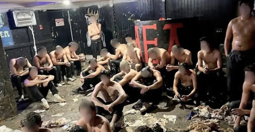 Una fotografía difundida en redes sociales mostró a varios de los aspirantes sin camisa, con pantalones negros y rodeados de basura dentro del lugar donde presuntamente se realizó el ritual de iniciación