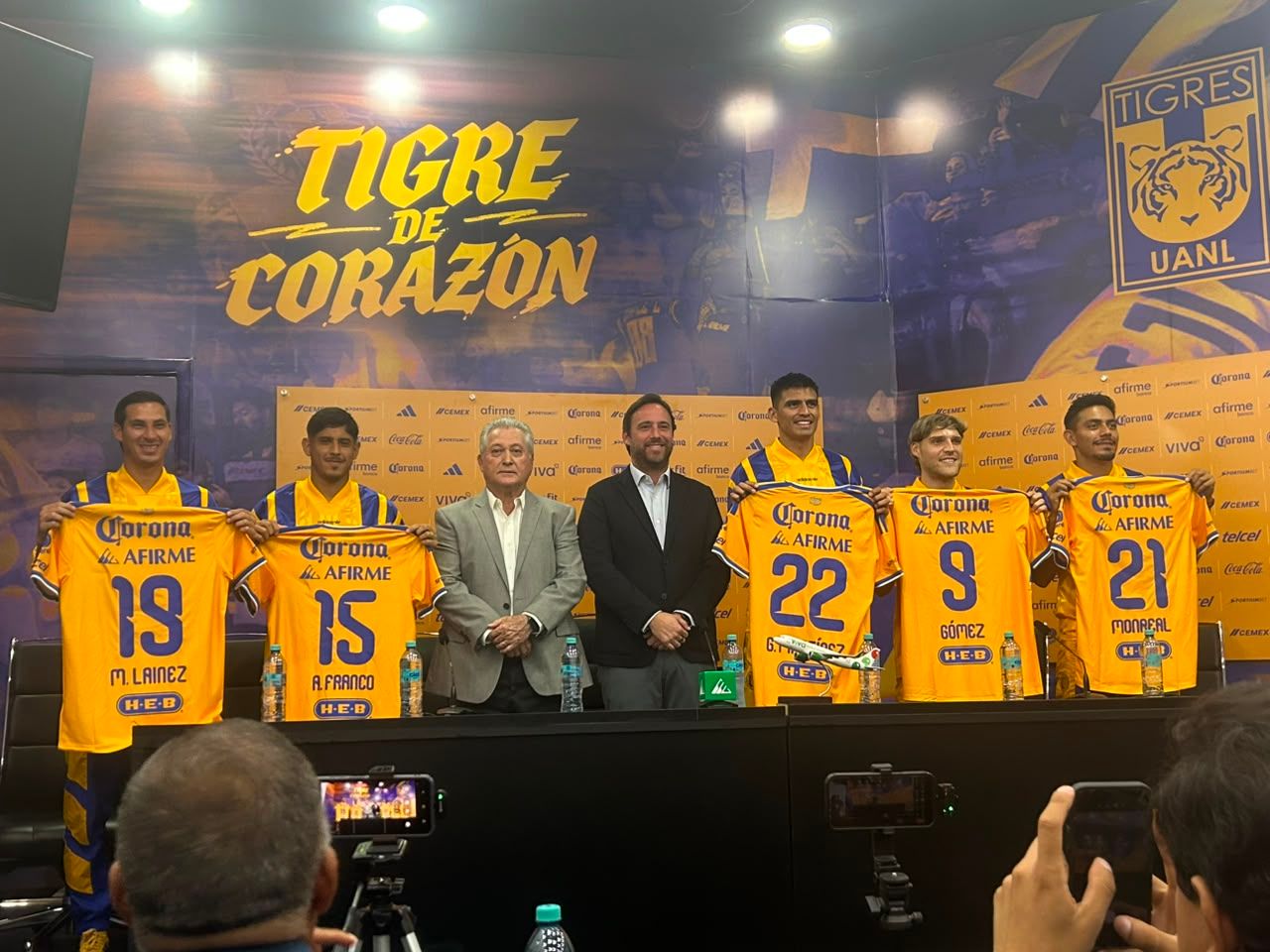 La ceremonia estuvo encabezada por Víctor Manuel Vucetich, técnico interino y vicepresidente deportivo del club, así como por Carlos Valenzuela, vicepresidente ejecutivo de Tigres.
