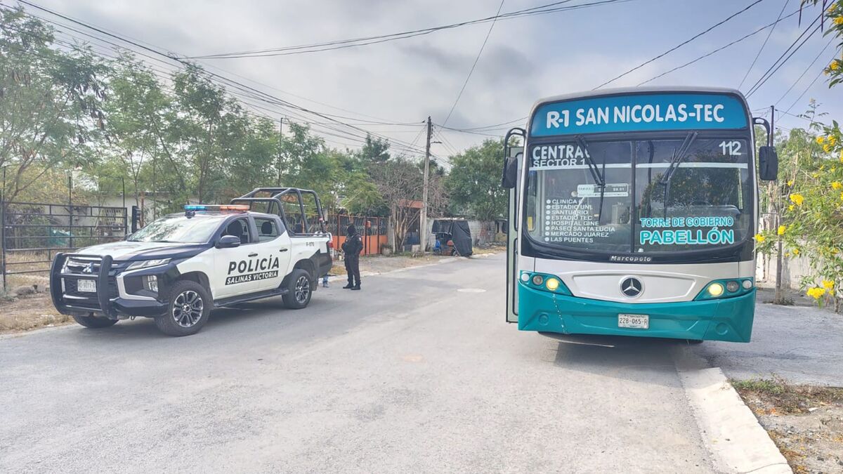 Elementos de la Policía Municipal acudieron al sitio y confirmaron que se trataba del mismo vehículo que había sido reportado como robado horas antes en Monterrey.