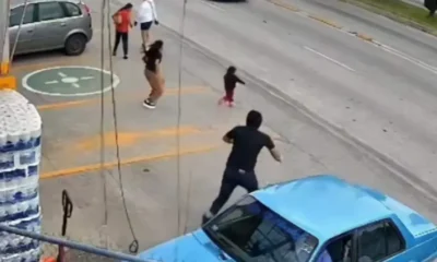 El trabajador logró interceptar a la menor y protegerla con su propio cuerpo, mientras los vehículos frenaban para evitar el impacto