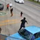 El trabajador logró interceptar a la menor y protegerla con su propio cuerpo, mientras los vehículos frenaban para evitar el impacto