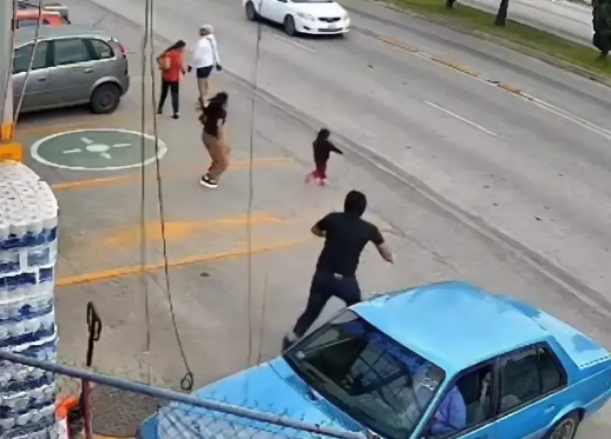 El trabajador logró interceptar a la menor y protegerla con su propio cuerpo, mientras los vehículos frenaban para evitar el impacto